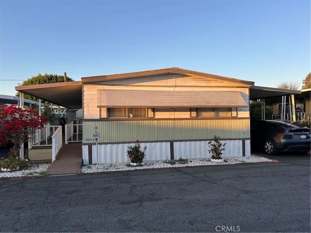 Photo of 16511 S Garfield Ave #B17, Paramount, CA 90723 (MLS # DW26034772)