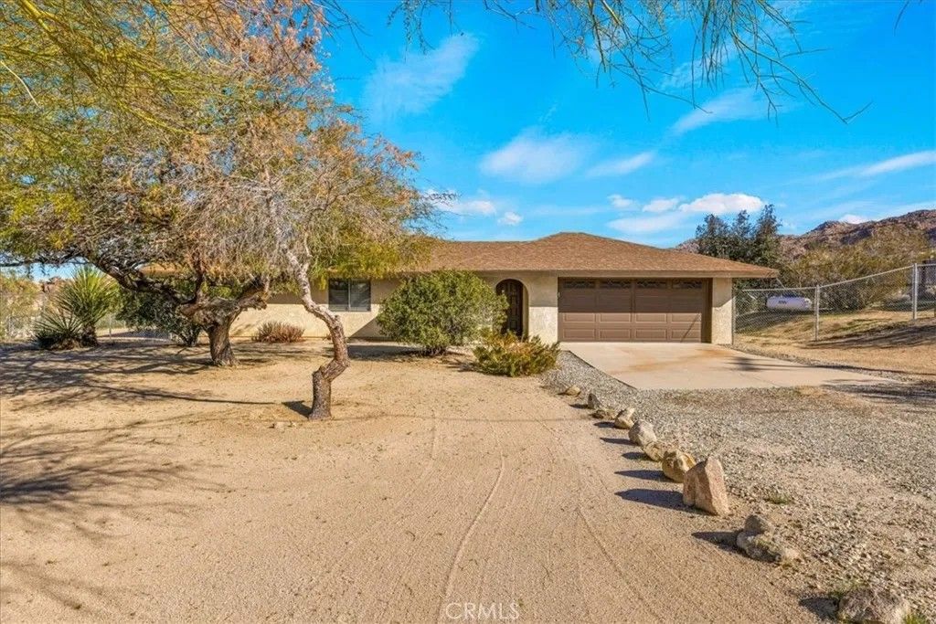 Photo of 6875 Mount Shasta Avenue, Joshua Tree, CA 92252 (MLS # JT26027903)