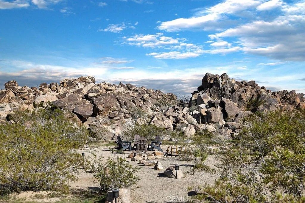 Photo of 6875 Mount Shasta Avenue, Joshua Tree, CA 92252 (MLS # JT26027903)