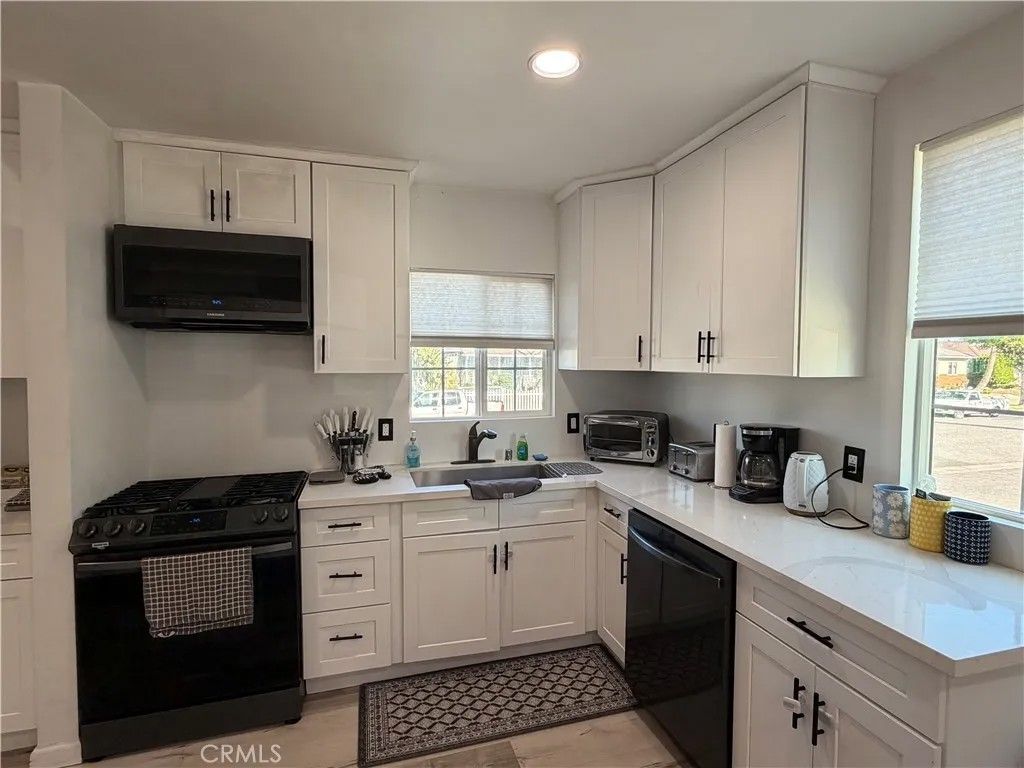 Photo of 6725 Belmar Avenue, Reseda, CA 91335 (MLS # SR26007370)