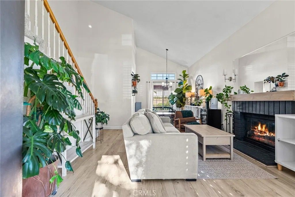 Photo of 21625 Farmington Ln, Saugus, CA 91350 (MLS # SR25275959)