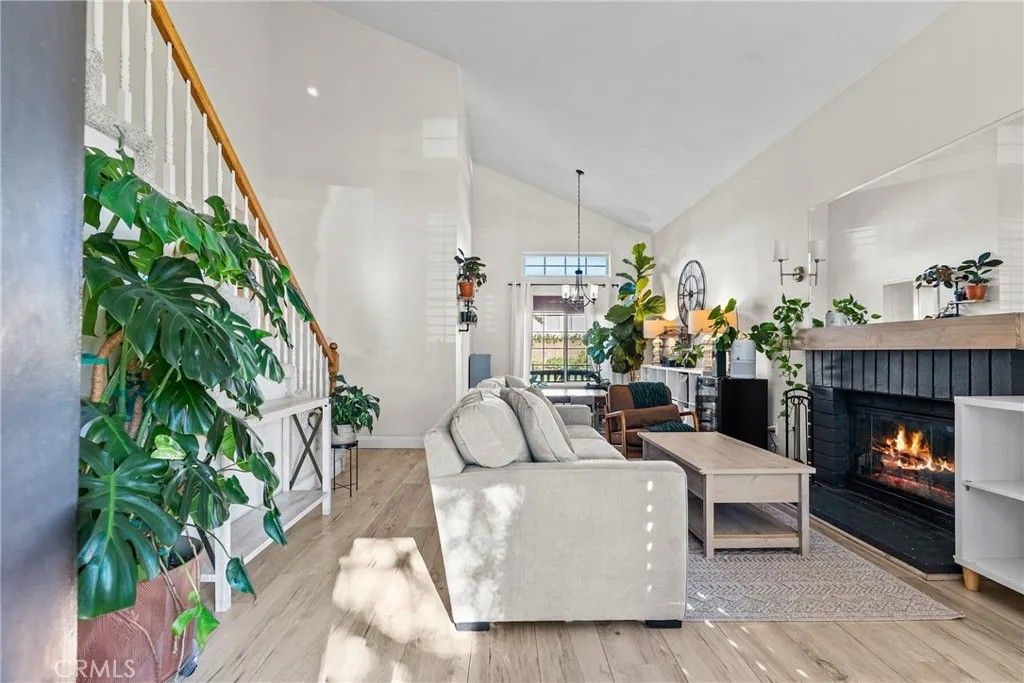 Photo of 21625 Farmington Ln, Saugus, CA 91350 (MLS # SR25275959)