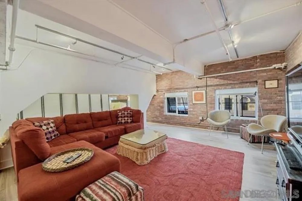 950 6th Avenue #211