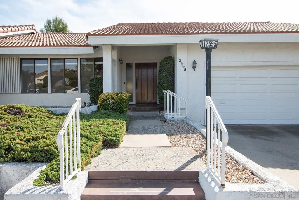 Photo of 12595 Camino Vuelo, San Diego, CA 92128 (MLS # 260006069)