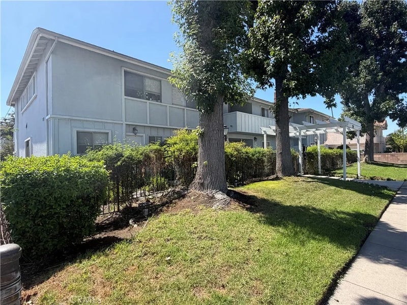 218 W Hellman