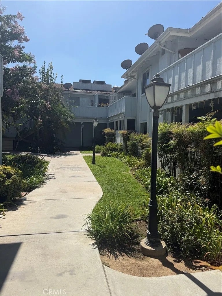 218 W Hellman