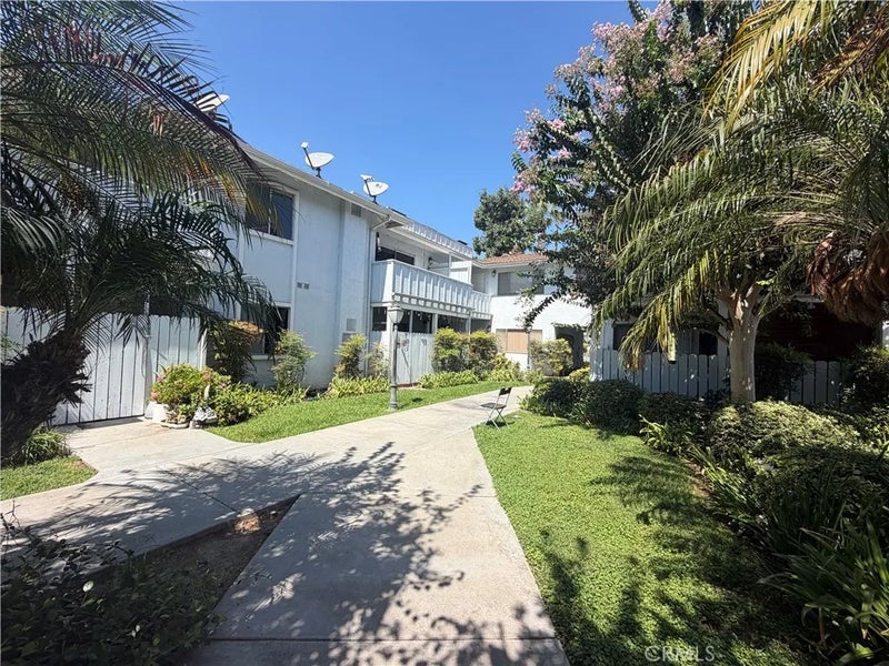 218 W Hellman