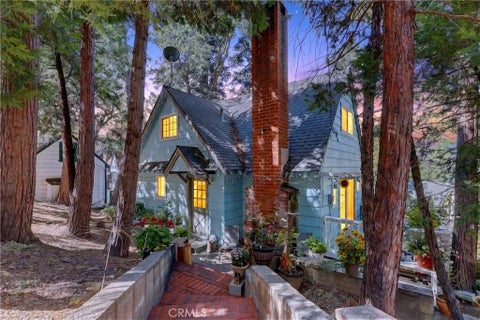 Photo of 208 Heliotrope, Lake Arrowhead, CA 92352 (MLS # IG26205640)