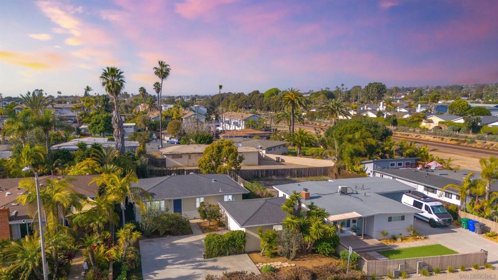 Photo of 370 Tamarack Ave, Carlsbad, CA 92008 (MLS # 250046281)