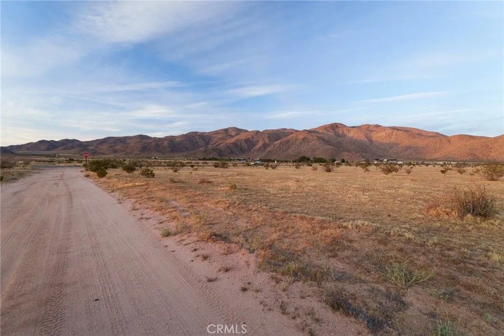 Photo of 1 Coyote, Apple Valley, CA 92307 (MLS # CV26095570)