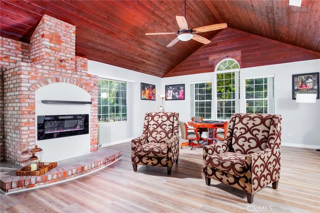 38151 Calle De Lobo