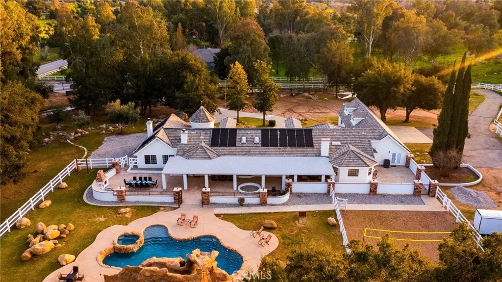 38151 Calle De Lobo