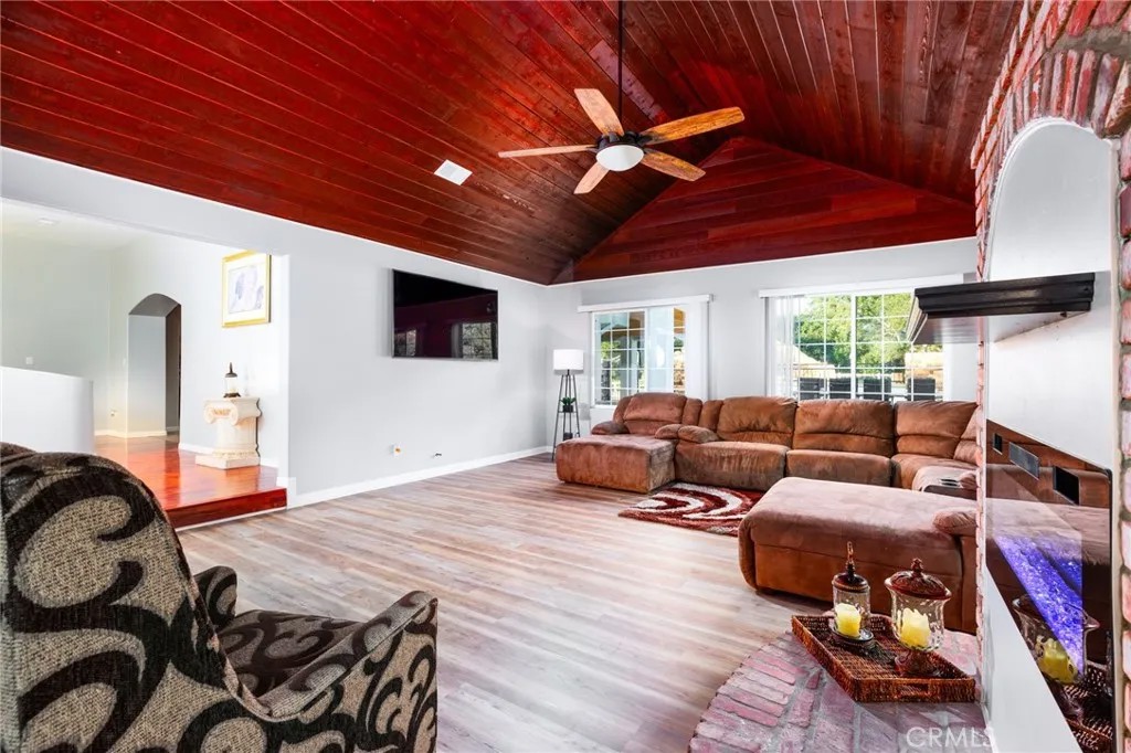 38151 Calle De Lobo