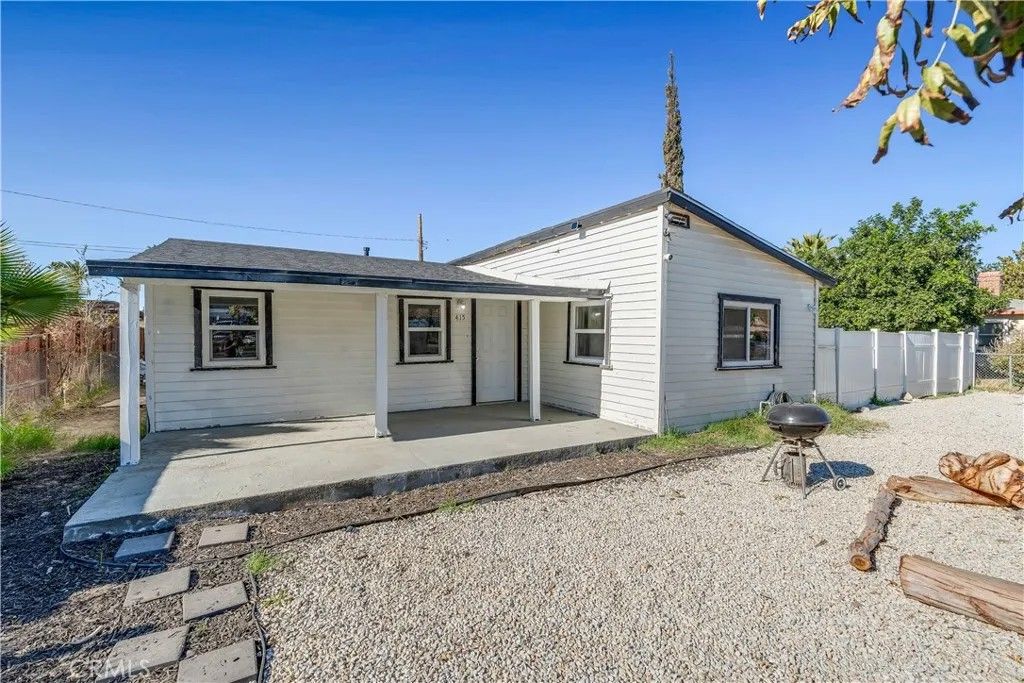 Photo of 415 N Santa Fe St, Hemet, CA 92543 (MLS # CV25278880)