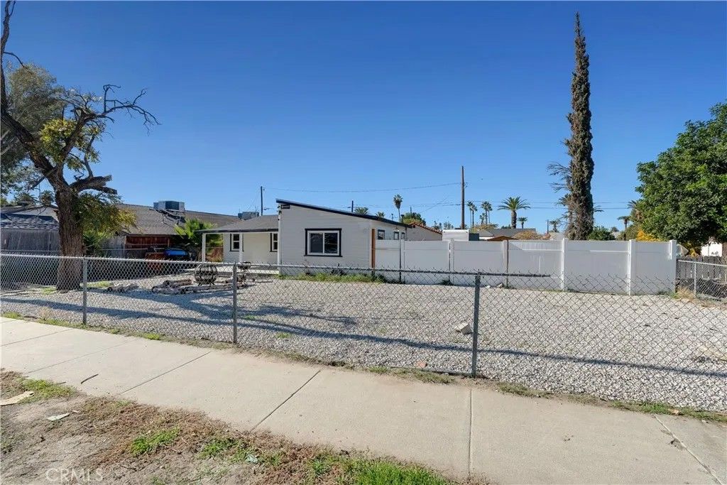 Photo of 415 N Santa Fe St, Hemet, CA 92543 (MLS # CV25278880)