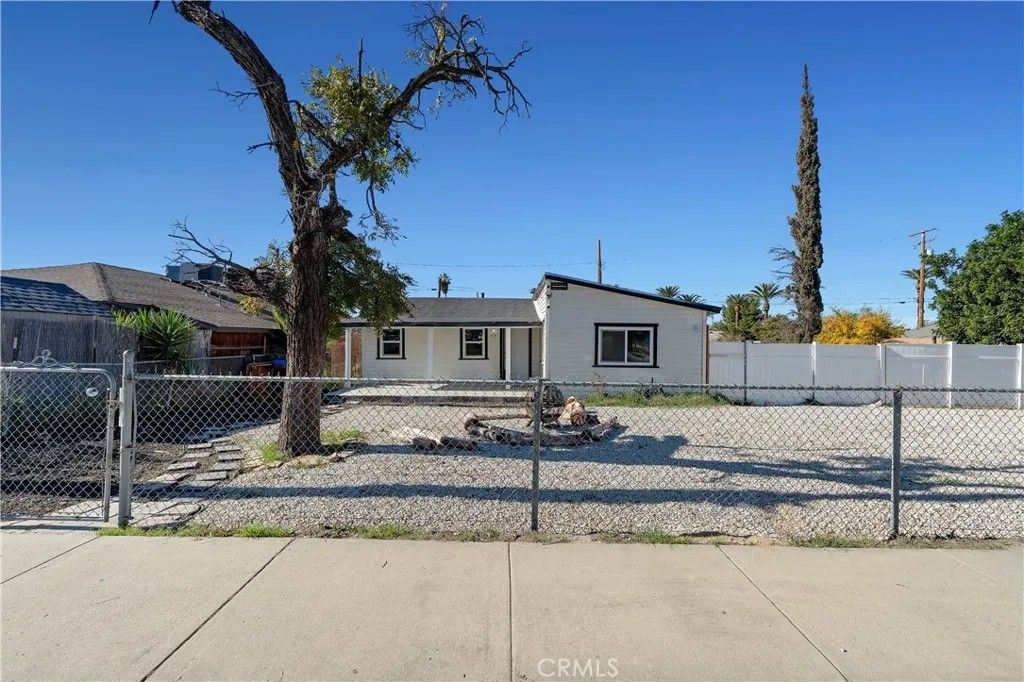 Photo of 415 N Santa Fe St, Hemet, CA 92543 (MLS # CV25278880)