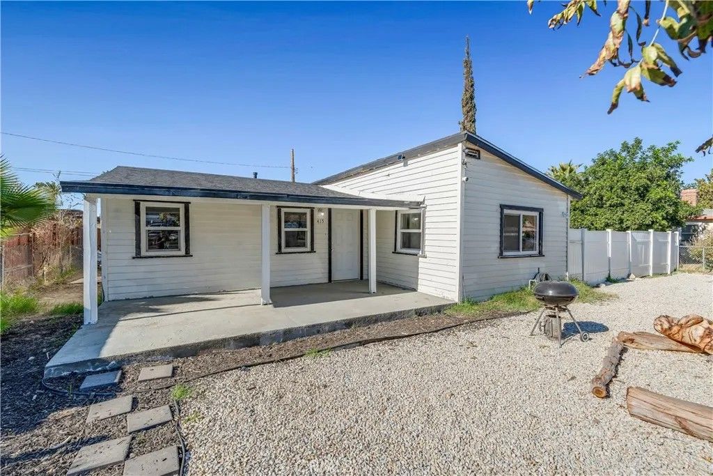 Photo of 415 N Santa Fe St, Hemet, CA 92543 (MLS # CV25278880)