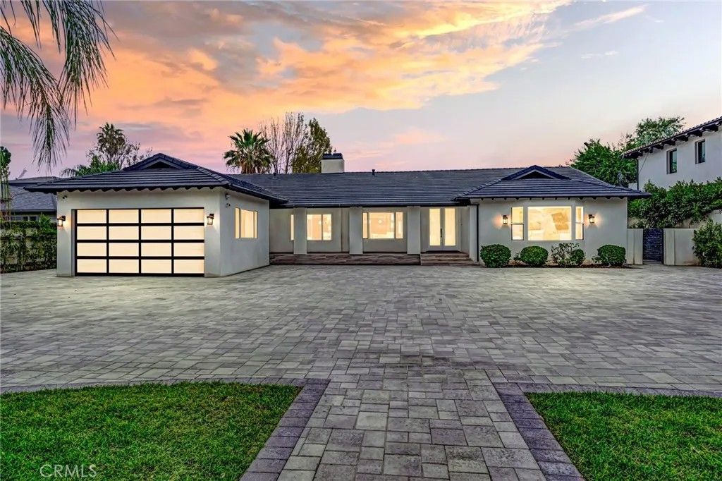 Photo of 22914 Calvert Street, Woodland Hills, CA 91367 (MLS # SR26001633)