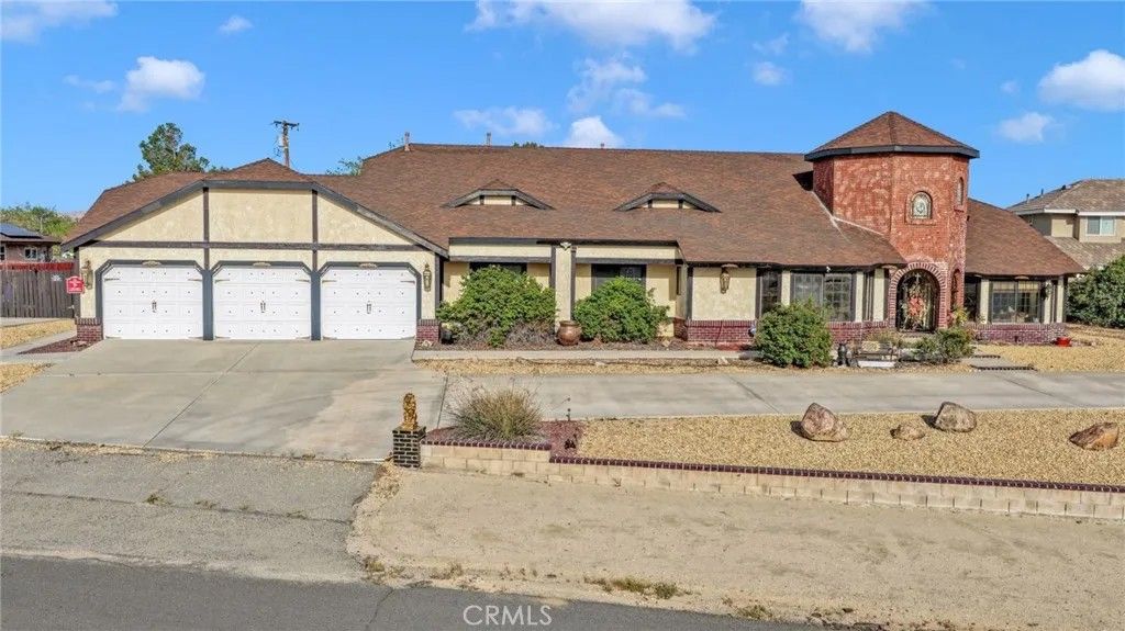 Photo of 13889 Olathe Road, Apple Valley, CA 92307 (MLS # HD26064228)