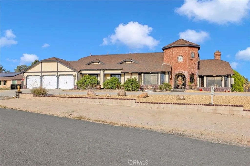 Photo of 13889 Olathe Road, Apple Valley, CA 92307 (MLS # HD26064228)