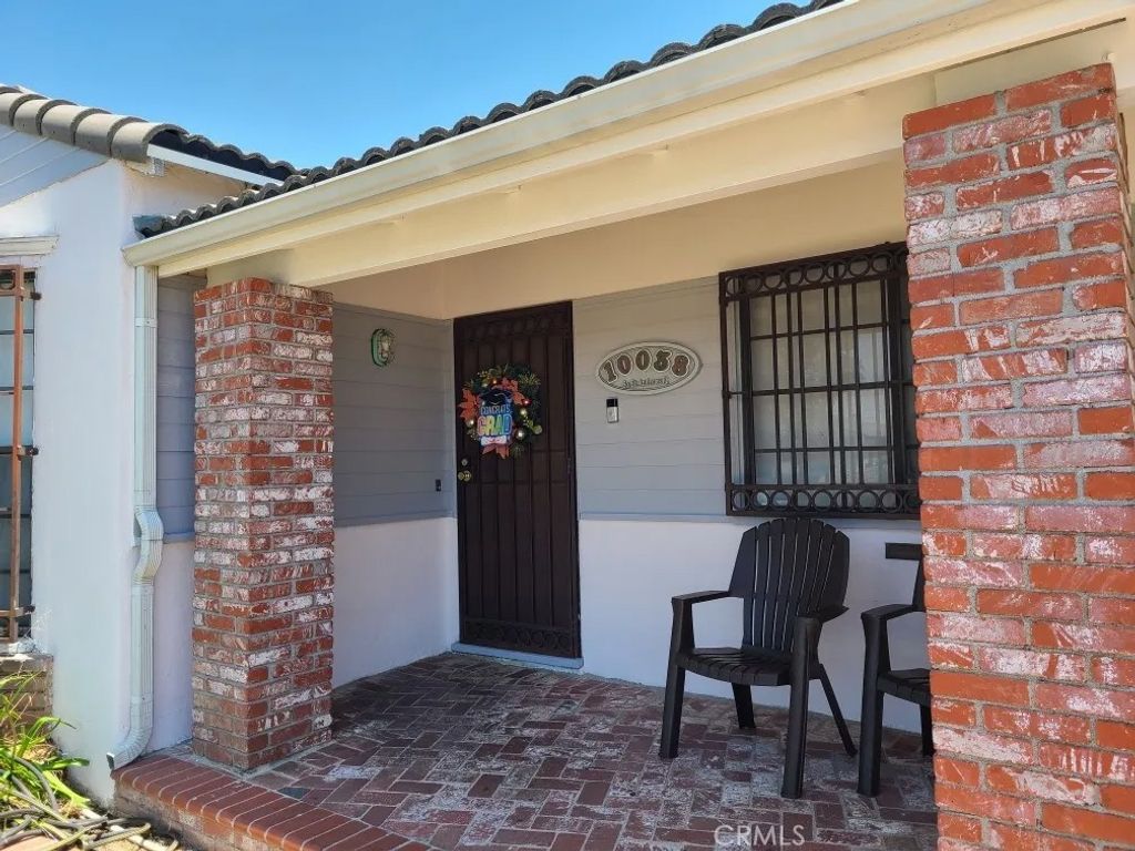 Photo of 10038 S St Andrews Pl, Los Angeles, CA 90047 (MLS # IN25252375)