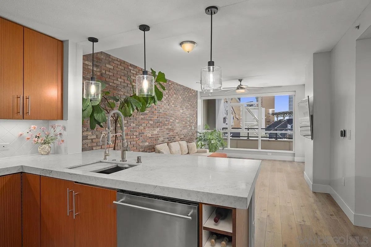 325 7th Ave 905