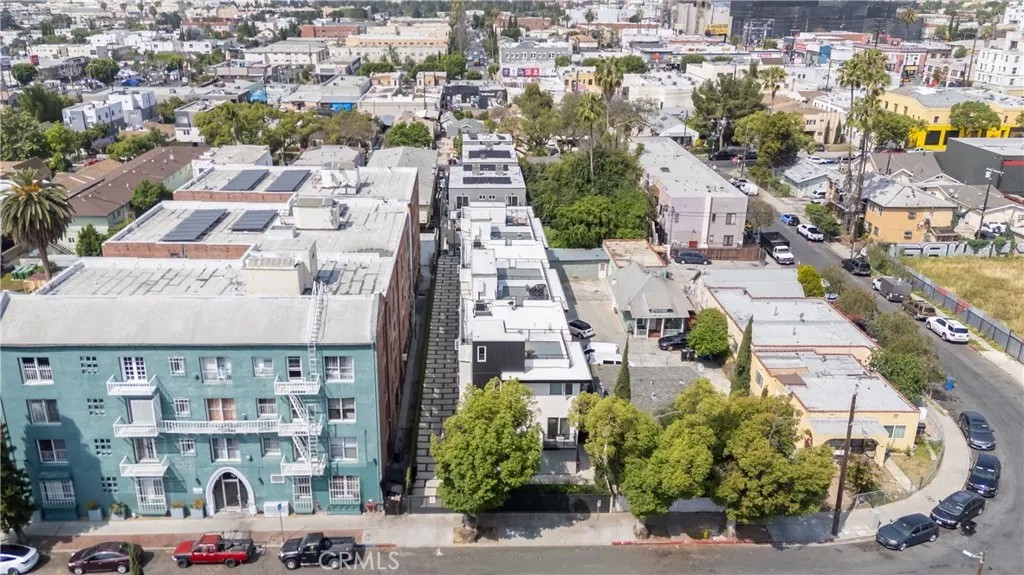 1035 N Serrano