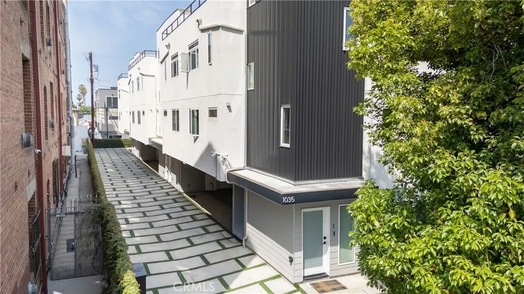 1035 N Serrano