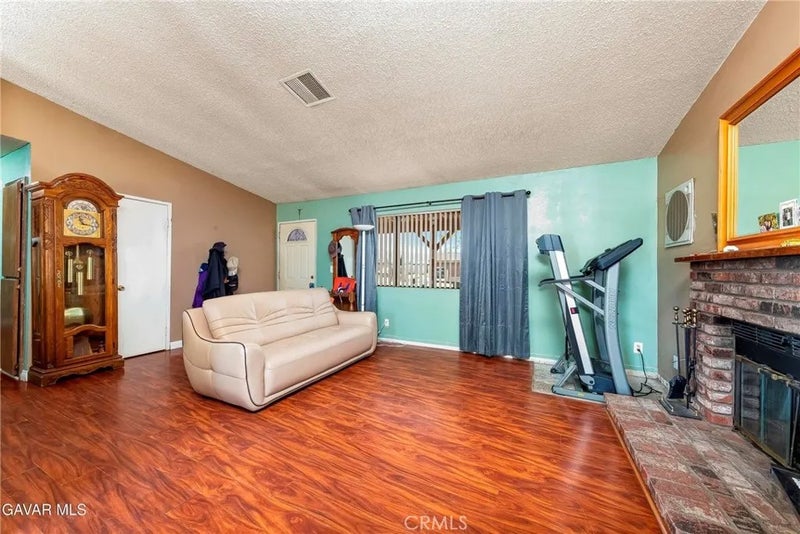 10731 E Avenue R2