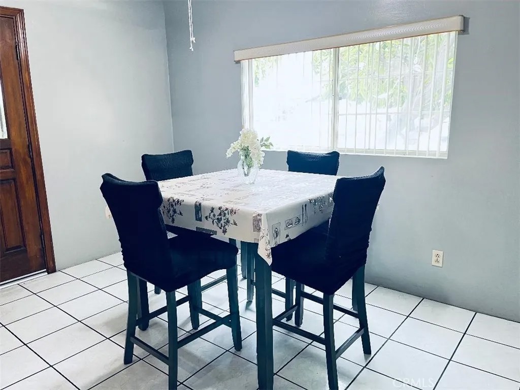 3913 E 55th