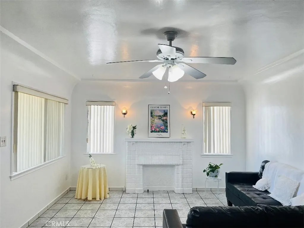 3913 E 55th