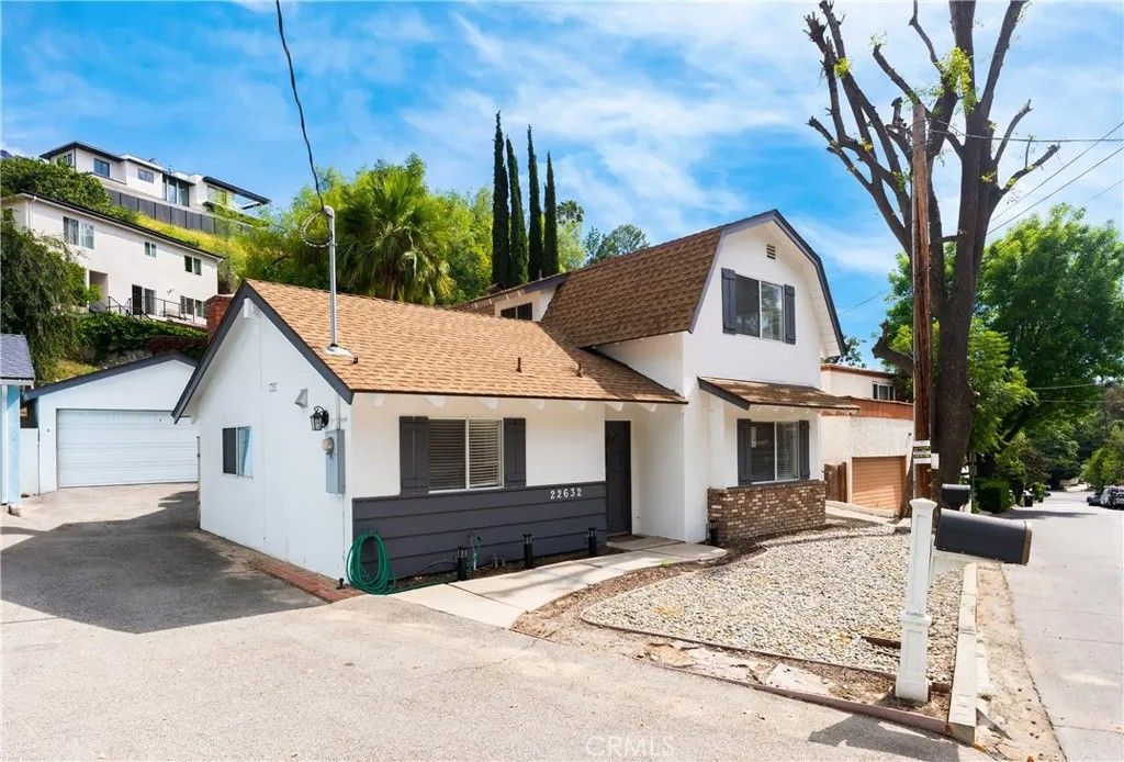 Photo of 22632 Cass Ave, Woodland Hills, CA 91364 (MLS # SR26033765)