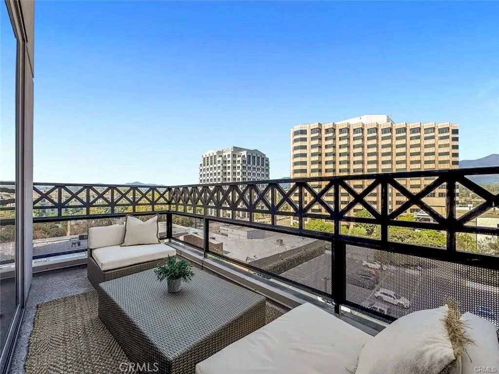 Photo of 931 E Walnut St #607, Pasadena, CA 91106 (MLS # OC26004136)