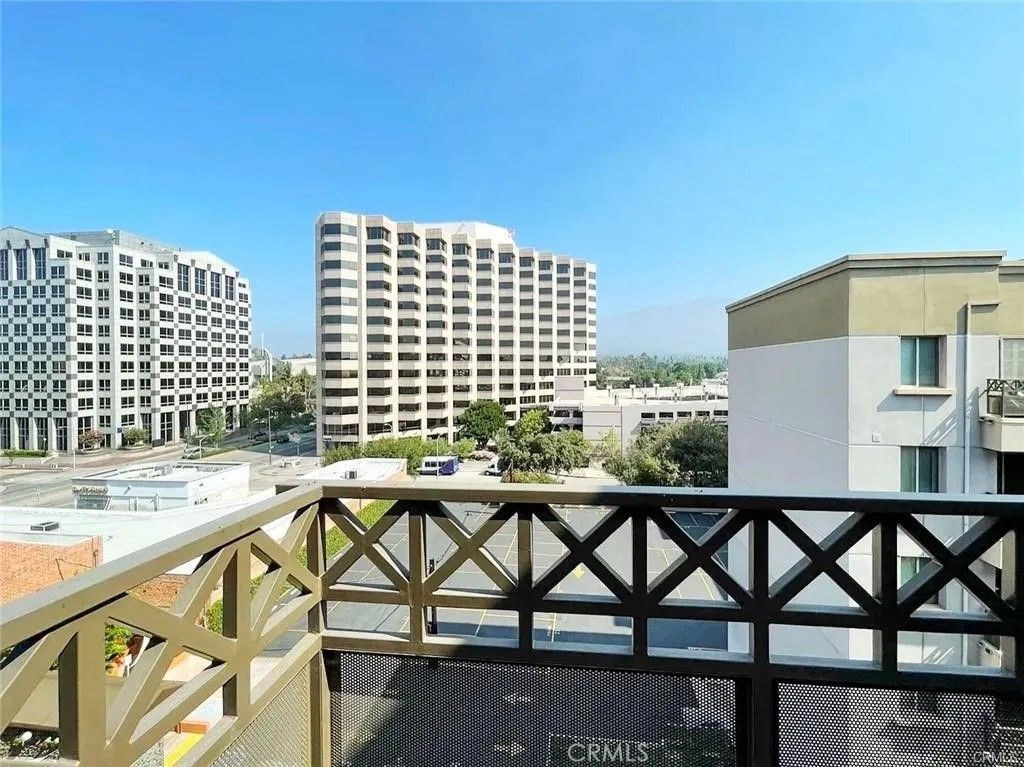 Photo of 931 E Walnut St #607, Pasadena, CA 91106 (MLS # OC26004136)