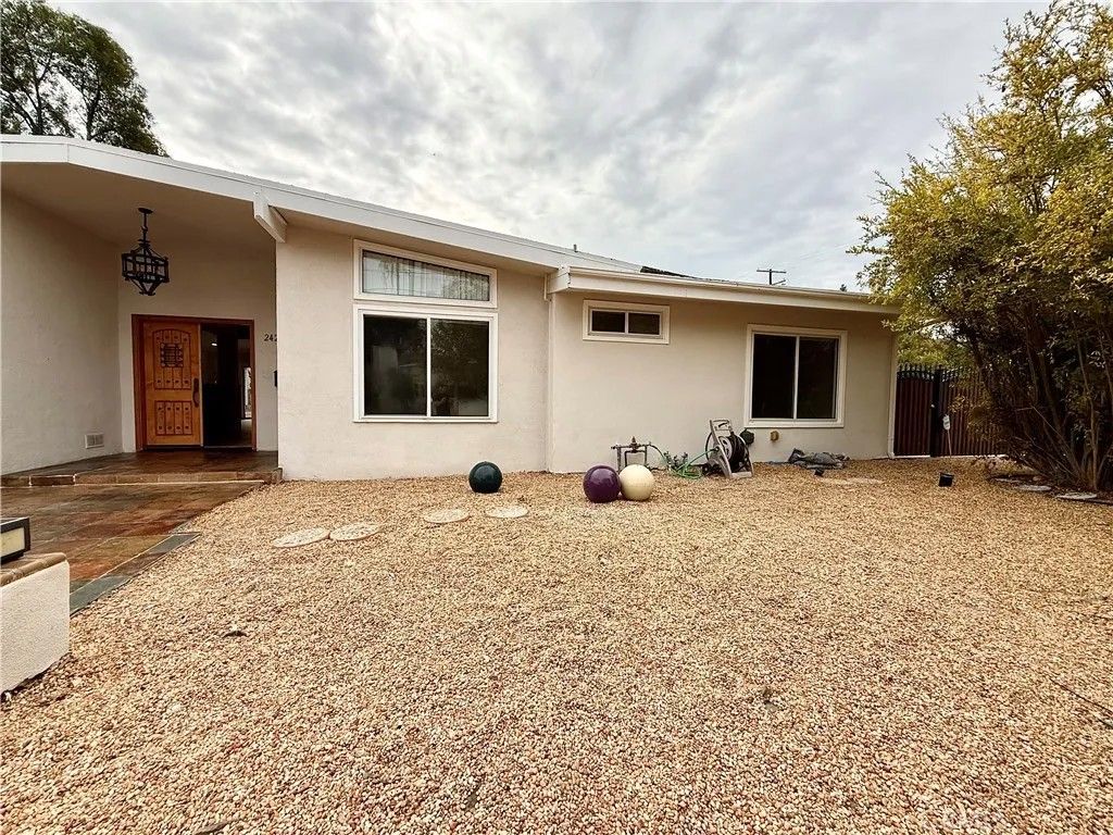 Photo of 24204 Calvert, Woodland Hills, CA 91367 (MLS # SR26080856)