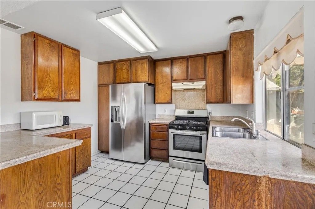 Photo of 1029 Westpark Ln, Corona, CA 92882 (MLS # OC25253778)