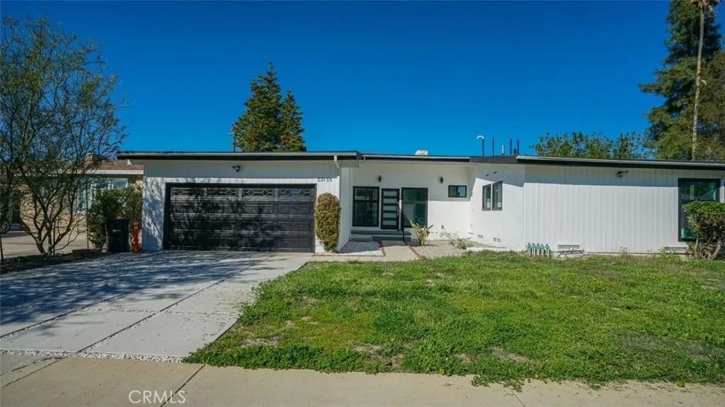 Photo of 22135 Kittridge, Woodland Hills, CA 91303 (MLS # SR26018913)