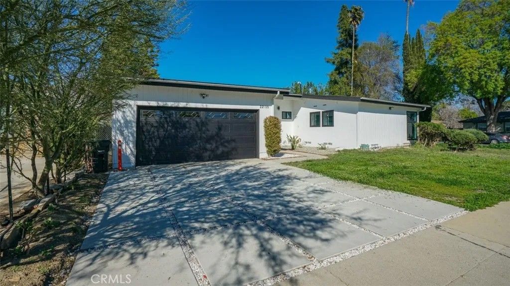 Photo of 22135 Kittridge, Woodland Hills, CA 91303 (MLS # SR26018913)