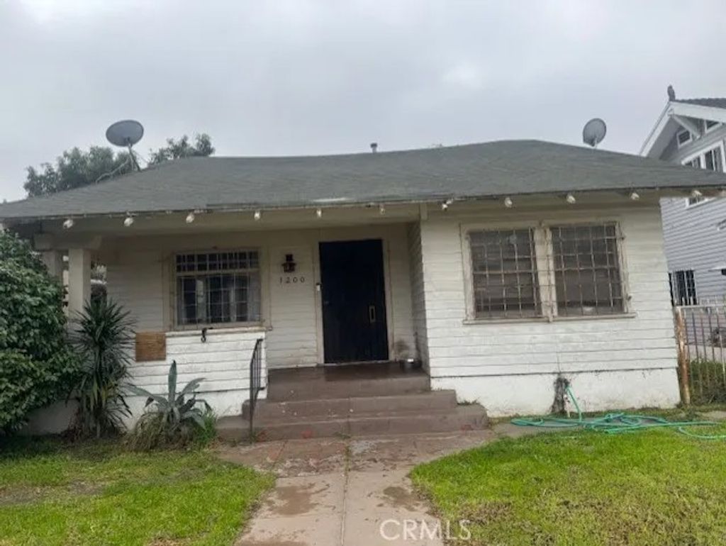 Photo of 1200 W 39th Place, Los Angeles, CA 90037 (MLS # SR25278926)