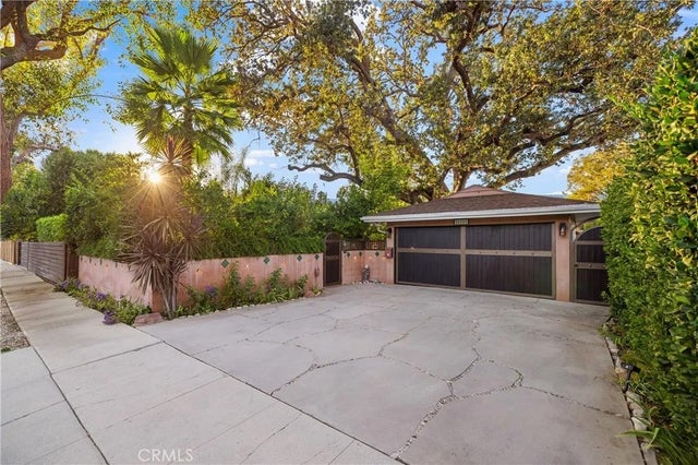 21321 Providencia, Los Angeles