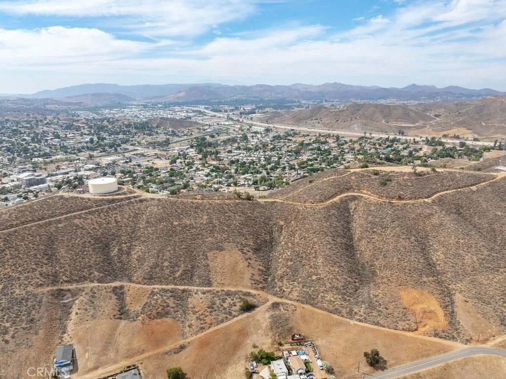 Photo of 0 Ridge, Lake Elsinore, CA 92530 (MLS # IV25138648)