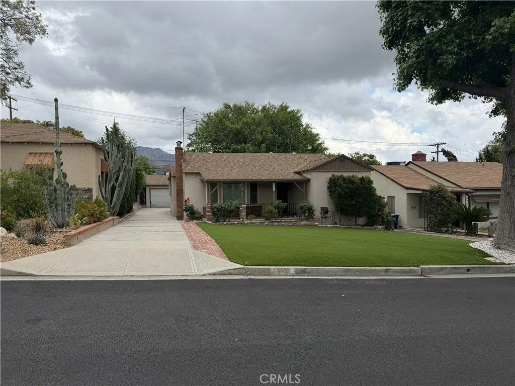 Photo of 2414 N Lamer St, Burbank, CA 91504 (MLS # SR26088394)