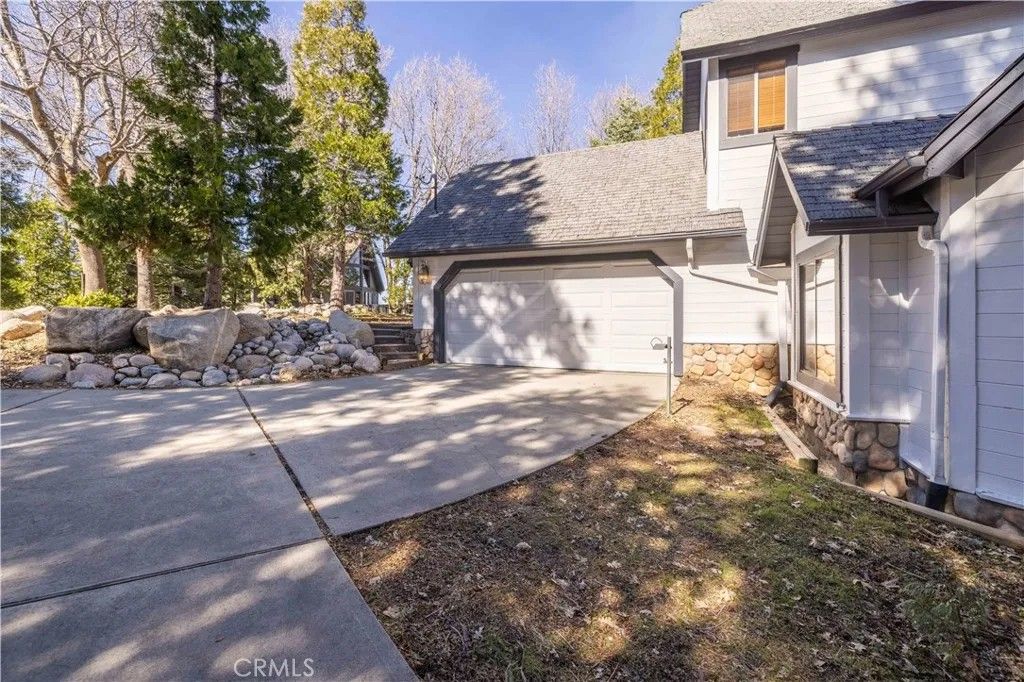 Photo of 229 Shasta Dr, Lake Arrowhead, CA 92352 (MLS # IG26044915)