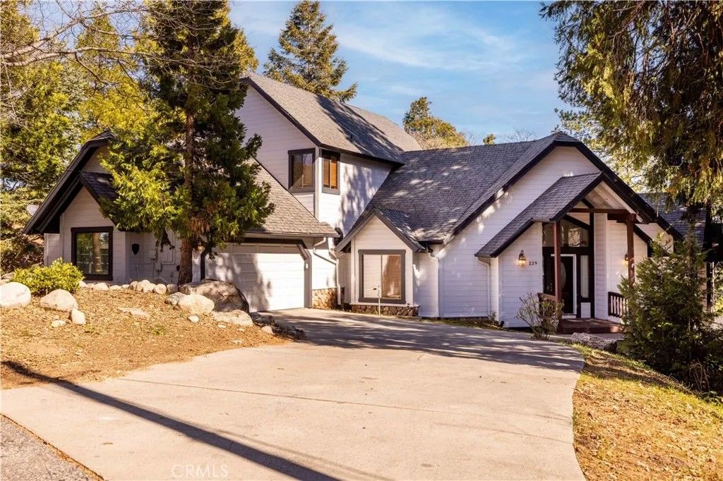 Photo of 229 Shasta Dr, Lake Arrowhead, CA 92352 (MLS # IG26044915)