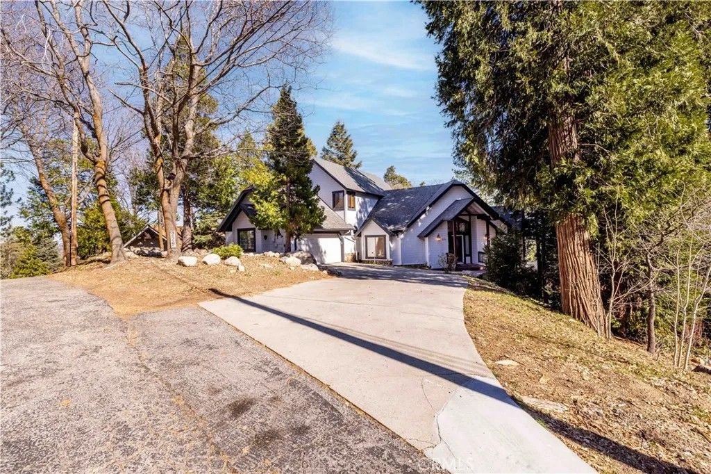 Photo of 229 Shasta Dr, Lake Arrowhead, CA 92352 (MLS # IG26044915)