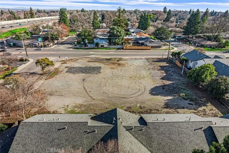 996 E 1st