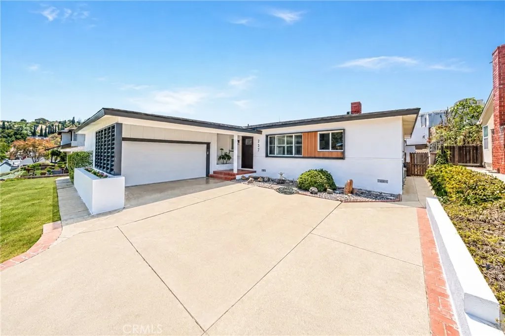 2437 Westmont