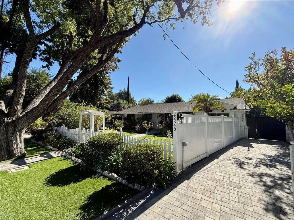 Photo of 22346 Burbank, Woodland Hills, CA 91367 (MLS # SR26074036)