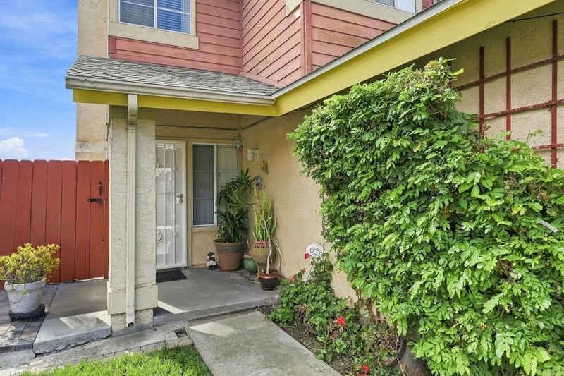 2411 Manzana Way