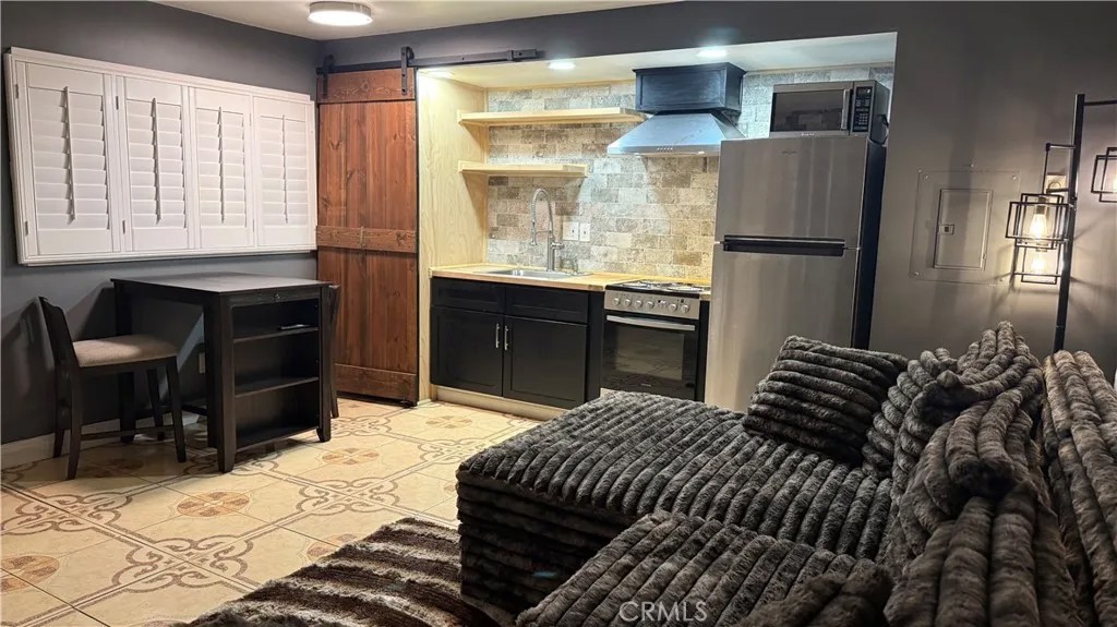 7904 Laurel Canyon 12